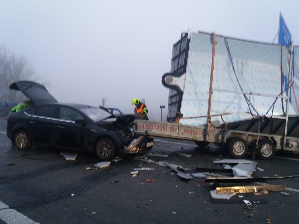 U Břeclavi se srazil autobus s dodávkou a osobním autem. Při vážné nehodě se zranilo šest lidí.