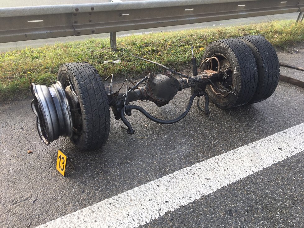 U Břeclavi se srazil autobus s dodávkou a osobním autem. Při vážné nehodě se zranilo šest lidí.