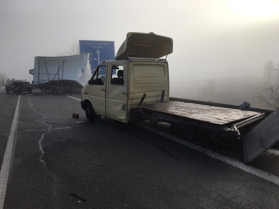 U Břeclavi se srazil autobus s dodávkou a osobním autem. Při vážné nehodě se zranilo šest lidí.