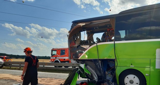 Po nehodě dvou autobusů na D2 u Brna jsou na místě desítky zraněných.  (17.7.2023)