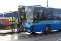 Šílenec v Plzni střílel na autobus plný lidí!