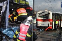 Srážka autobusů MHD v Brně: Řidiče vystřihávali, 14 zraněných