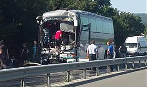 Při nehodě českého a ruského autobusu v Bulharsku se zranilo 12 lidí.