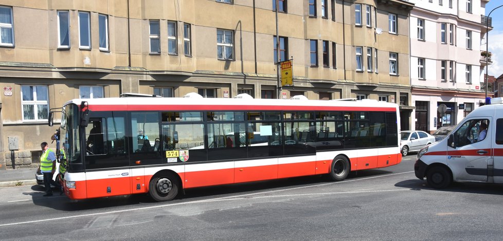 Řidič autobusu chtěl zabránit nehodě, prudce zabrzdil, čtyři cestující se zranili.