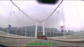 Tragická nehoda autobusu v Číně: Kvůli potyčce řidiče s pasažérkou se zřítili z mostu