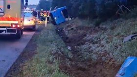 Drama na D2: U Hustopečí se autobus převrátil na bok!