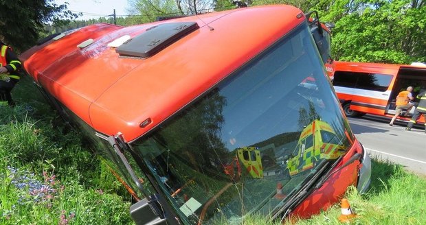 U Švihova se převrátil autobus s dětmi: Ven se dostávaly rozbitým oknem