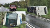 Vážná nehoda autobusu plného dětí ve Vlkavě: Vůz je na boku, na místě je několik zraněných