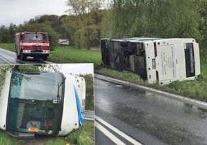 Vážná nehoda autobusu plného dětí ve Vlkavě: Vůz je na boku, na místě je mnoho zraněných