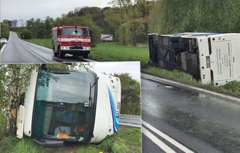 Autobus plný dětí skončil v příkopě kvůli chybě řidiče: Neodhadl šířku silnice