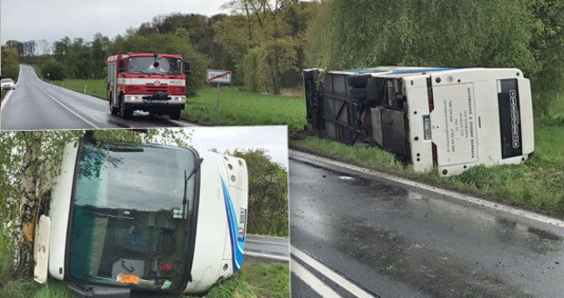 Autobus plný dětí skončil v příkopě kvůli chybě řidiče: Neodhadl šířku silnice