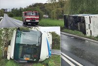 Vážná nehoda autobusu plného dětí ve Vlkavě: Vůz je na boku, na místě je několik zraněných