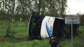 Vážná nehoda autobusu plného dětí ve Vlkavě: Vůz je na boku, na místě je mnoho zraněných.