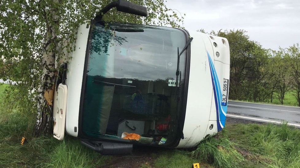 Vážná nehoda autobusu plného dětí ve Vlkavě: Vůz je na boku, na místě je mnoho zraněných