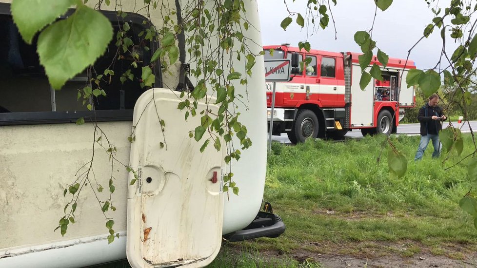 Vážná nehoda autobusu plného dětí ve Vlkavě: Vůz je na boku, na místě je mnoho zraněných