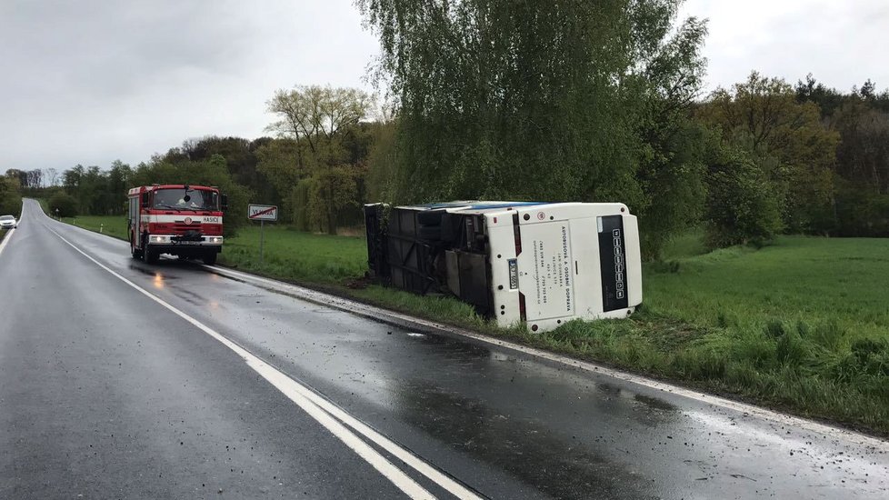 Vážná nehoda autobusu plného dětí ve Vlkavě: Vůz je na boku, na místě je mnoho zraněných