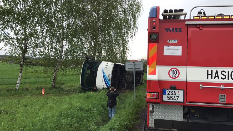 Vážná nehoda autobusu plného dětí ve Vlkavě: Vůz je na boku, na místě je mnoho zraněných