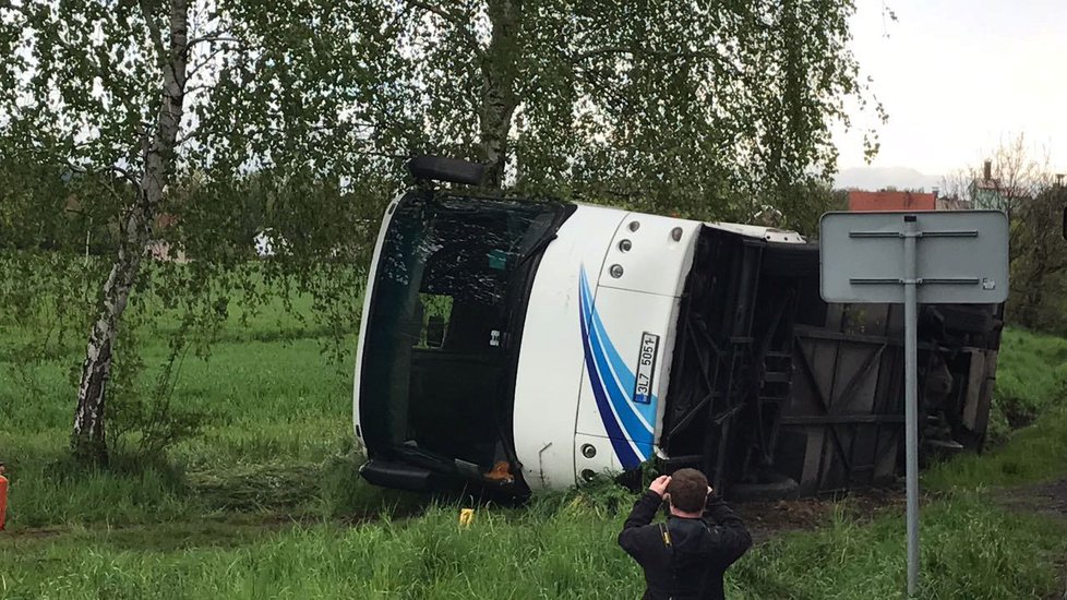 Vážná nehoda autobusu plného dětí ve Vlkavě: Vůz je na boku, na místě je mnoho zraněných