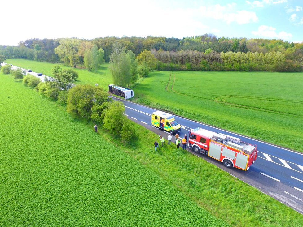 Vážná nehoda autobusu plného dětí ve Vlkavě: Vůz je na boku, na místě je mnoho zraněných