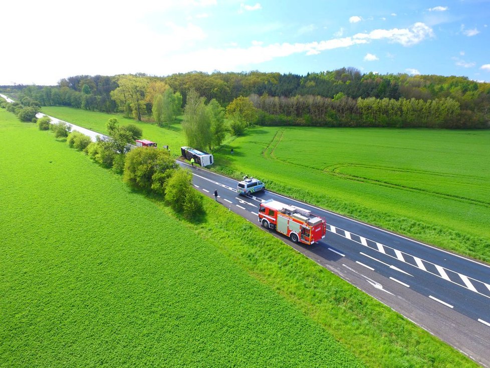 Vážná nehoda autobusu plného dětí ve Vlkavě: Vůz je na boku, na místě je mnoho zraněných