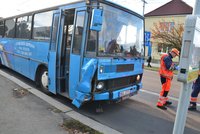 Srážka autobusu a auta v Plzni: 10 zraněných dětí, šoféra prý oslnilo slunce