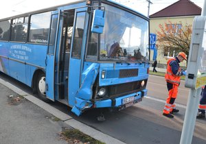 V Plzni se srazil autobus s osobním autem, lehce se zranilo 10 dětí a jeden dospělý.