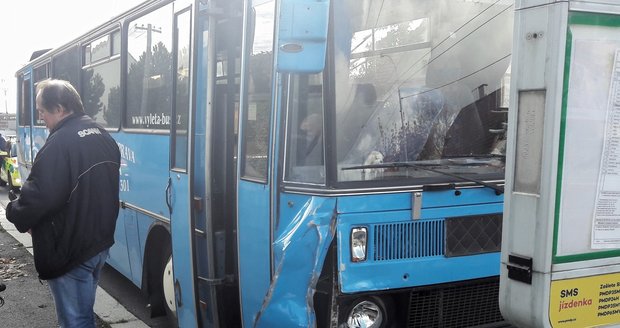 V Plzni se srazil autobus s osobním autem, lehce se zranilo 10 dětí a jeden dospělý.