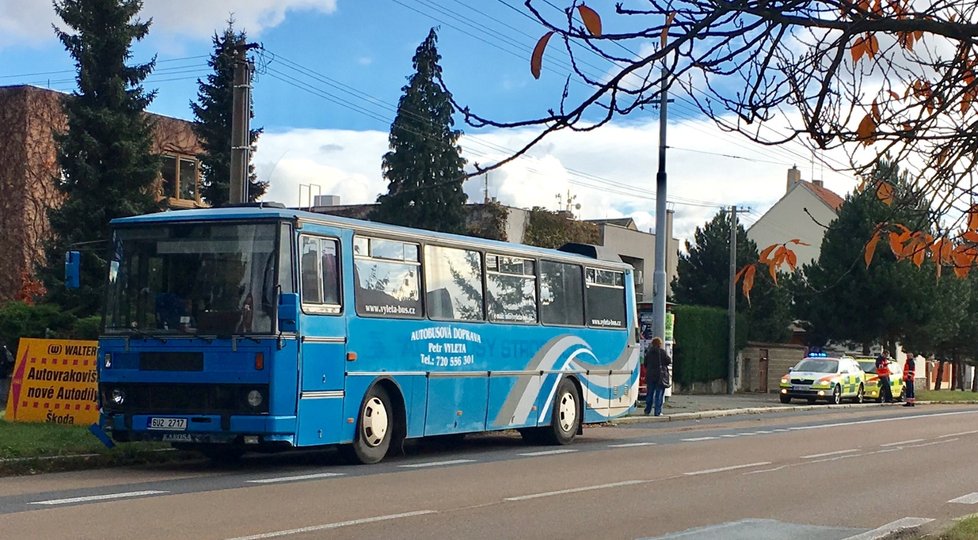 V Plzni se srazil autobus s osobním autem, lehce se zranilo 10 dětí a jeden dospělý.