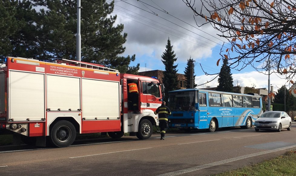 V Plzni se srazil autobus s osobním autem, lehce se zranilo 10 dětí a jeden dospělý.