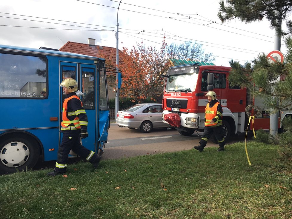 V Plzni se srazil autobus s osobním autem, lehce se zranilo 10 dětí a jeden dospělý.