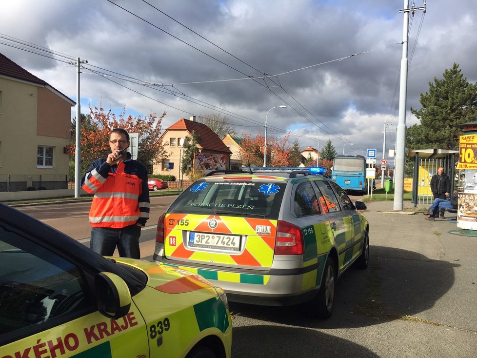 V Plzni se srazil autobus s osobním autem, lehce se zranilo 10 dětí a jeden dospělý.