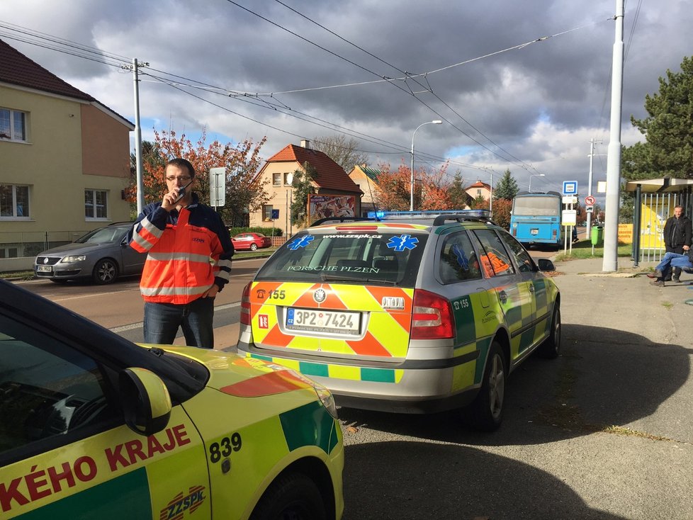 V Plzni se srazil autobus s osobním autem, lehce se zranilo 10 dětí a jeden dospělý.