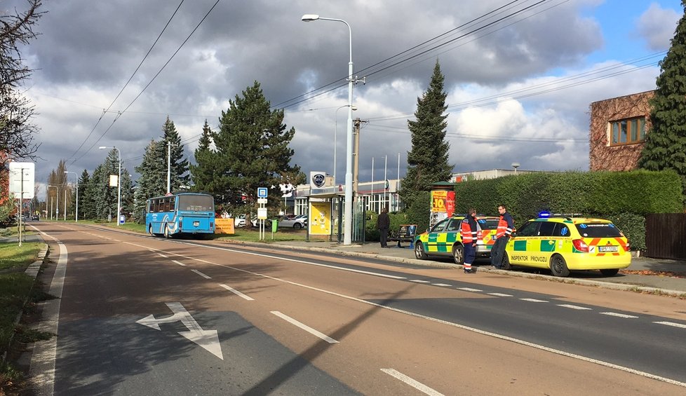 V Plzni se srazil autobus s osobním autem, lehce se zranilo 10 dětí a jeden dospělý.