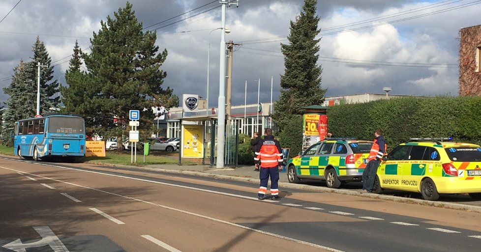 V Plzni se srazil autobus s osobním autem, lehce se zranilo 10 dětí a jeden dospělý.