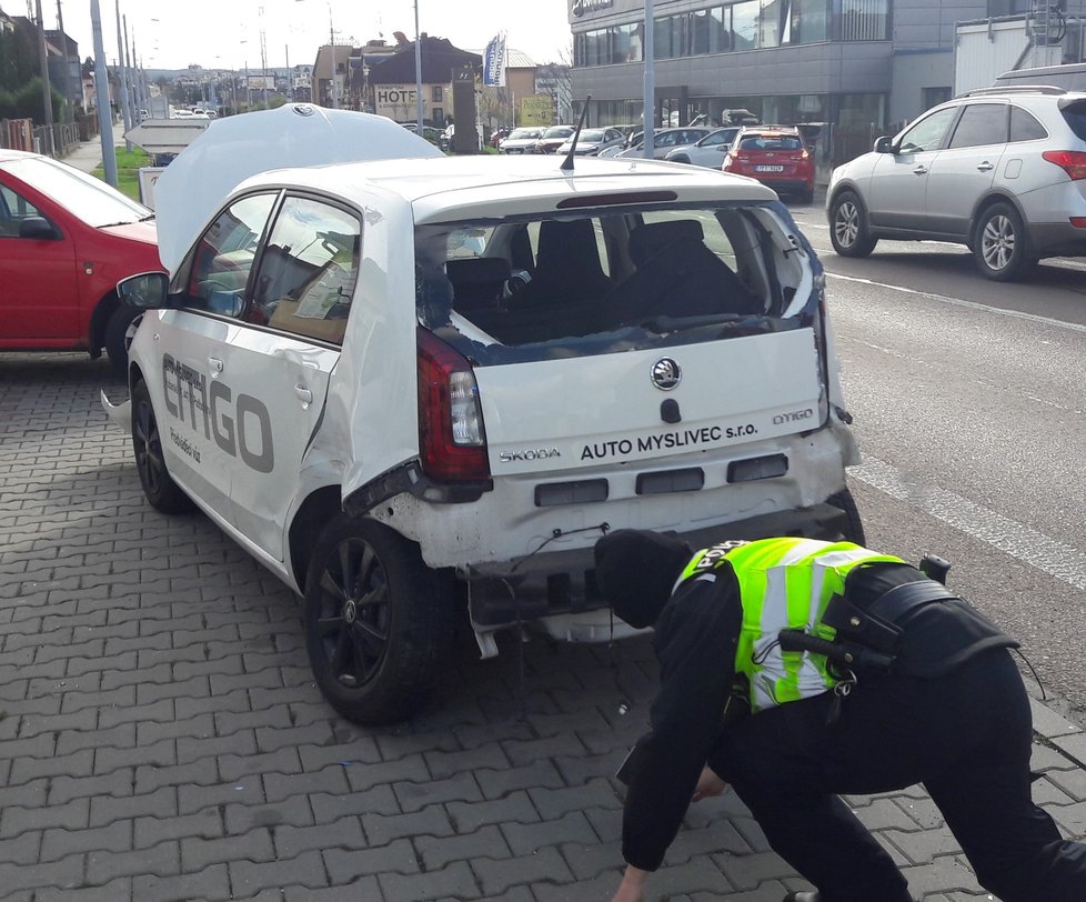 V Plzni se srazil autobus s osobním autem, lehce se zranilo 10 dětí a jeden dospělý.