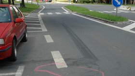 Řidič autobusu brzdil až za přechodem. Holčičku vleknul asi deset metrů.