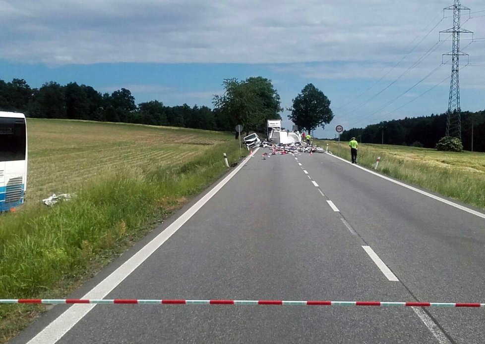 Nehoda dvou dodávek a autobusu zablokovala 5. června silnici I/3 mezi Pískem a Českými Budějovicemi. Při střetu se zranilo sedm lidí, z toho dva těžce.