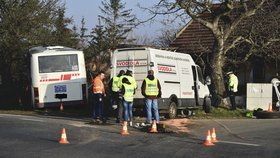 Nehoda dodávky a autobusu na Kolínsku si vyžádala zranění