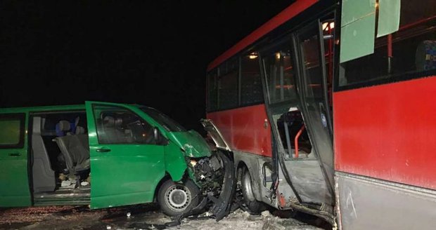 Srážka dodávky s autobusem na Šumpersku: Čtyři zranění