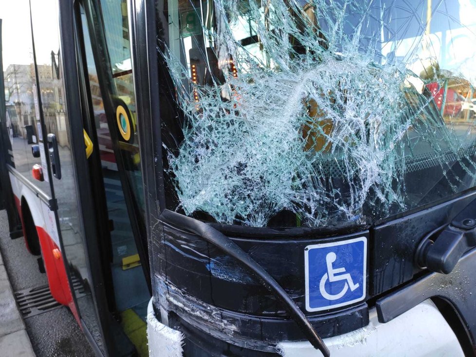 Rozsypané sklo autobusu a rozmačkaná kapota. Ranní nehoda v pražských Strašnicích se obešla bez zranění. Srazil se tam autobus, tři osobní auta a dodávka.