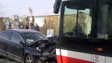 V Teplicích se srazil autobus s trolejbusem: Jedenáct lidí bylo zraněno