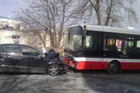 Opilý řidič narazil v Praze do autobusu a od nehody utekl: Šest lidí se zranilo!