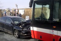 V Teplicích se srazil autobus s trolejbusem: Jedenáct lidí bylo zraněno