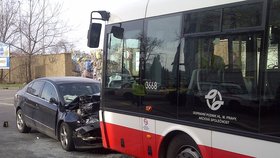 Při srážce se zranili čtyři lidé jedoucí v autobusu, řidič osobního auta, který zřejmě nehodu zavinil, a jeho spolujezdec, který utrpěl středně těžká poranění.