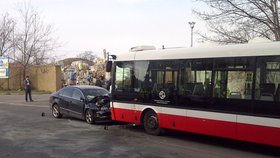 Opilý řidič narazil v Praze do autobusu, šest lidí se zranilo