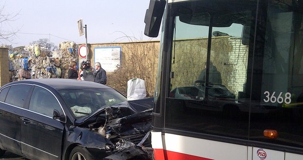 V Teplicích se srazil autobus s trolejbusem: Jedenáct lidí bylo zraněno. (Ilustrační foto)