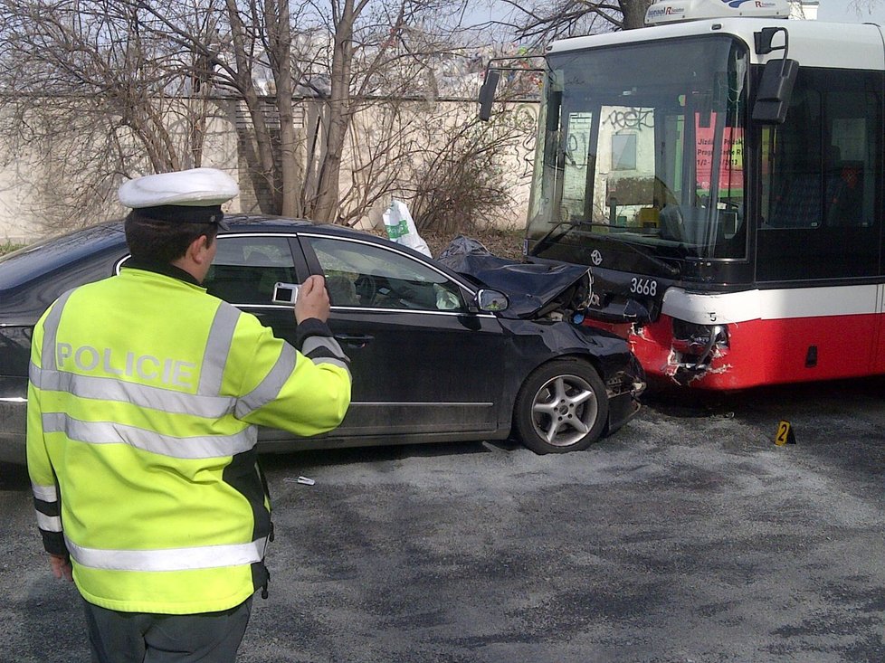 Mladík z místa srážky utekl, přestože byl sám zraněn.