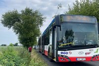 Autobus v příkopu v Dřevčicích: Měl 30 lidí na palubě, jedna žena v nemocnici