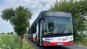 Autobus v příkopu v Dřevčicích: Měl 30 lidí na palubě, jedna žena v nemocnici