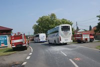 Na východě Slovenska se převrátil autobus: Na místě je několik zraněných, mezi cestujícími jsou i děti